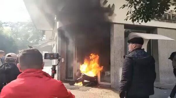 Протестующие в столице Ливана совершили нападение на три банка и подожгли шины - Sputnik Армения