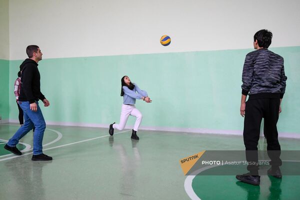 Ученики школы села Абовян играют в волейбол в спортзале школы - Sputnik Армения