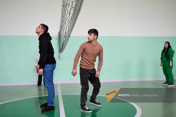 Ученики школы села Абовян играют в волейбол в спортзале школы Ученики школы села Абовян играют в волейбол в спортзале школы - Sputnik Армения
