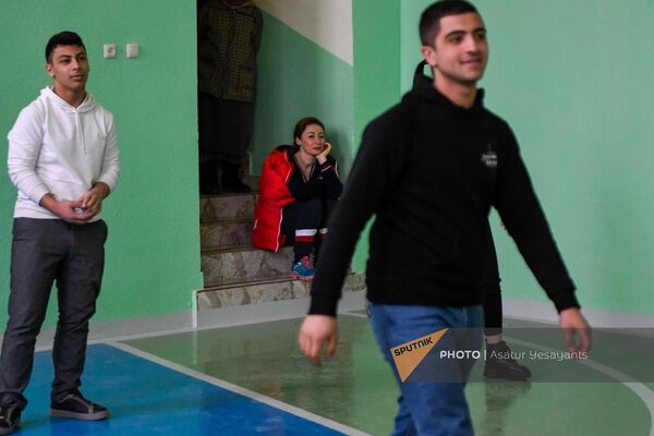 Основательница инициативы Пошли в деревню - там есть жизнь Анаит Геворкян наблюдает за игрой учеников в спортзале школы села Абовян - Sputnik Армения