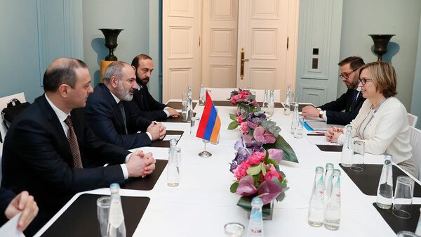 Премьер-министр Армении Никол Пашинян встретился с исполнительным директором Европола Кэтрин де Болл в рамках Мюнхенской конференции по безопасности (17 февраля 2023). Мюнхен - Sputnik Армения