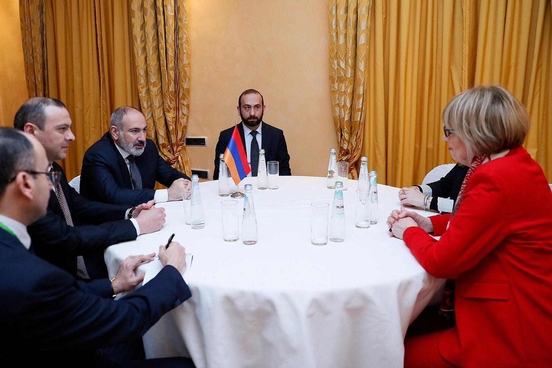 Премьер-министр Армении Никол Пашинян встретился с генеральным секретарем ОБСЕ Хельгой Шмидт в рамках Мюнхенской конференции по безопасности (17 февраля 2023). Мюнхен - Sputnik Արմենիա, 1920, 17.02.2023