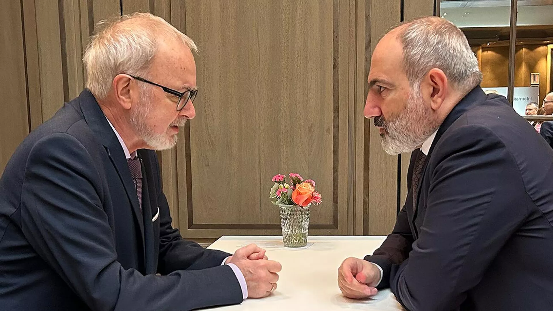 Nikol Pashinyan y el presidente del BERD, Werner Hoyer - Sputnik Armenia, 1920, 18.02.2023