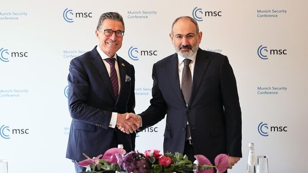 Премьер-министр Армении Никол Пашинян встретился с бывшим генсекретарем НАТО Андерсом Фог Расмуссеном (18 февраля 2023). Мюнхен - Sputnik Армения