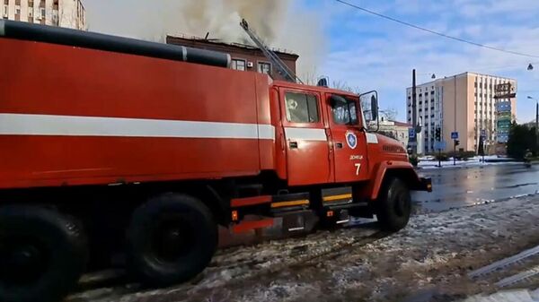 Снаряд украинской РСЗО попал в здание прокуратуры в Донецке - Sputnik Армения