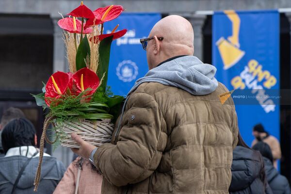 Мужчина с цветочной композицией на акции &quot;Читаем на армянском&quot; - Sputnik Армения