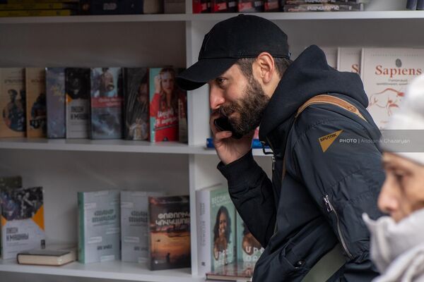 Мужчина зашел в один из книжных павильонов - Sputnik Армения