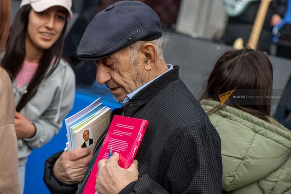Пожилой мужчина со стопкой книг - Sputnik Армения
