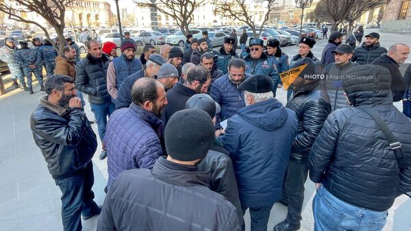 Родители военнослужащих, погибших в результате пожара в селе Азат, проводят акцию протеста перед зданием Министерства обороны (20 февраля 2023). Еревaн - Sputnik Армения