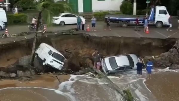 36 человек погибло из-за наводнения, вызванного проливными дождями в Бразилии - Sputnik Армения