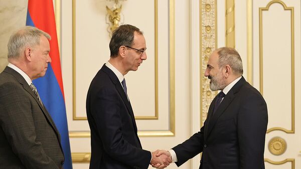 Премьер-министр Никол Пашинян принял делегацию во главе с командующим гражданскими действиями службы внешних действий ЕС Стефано Томатом (21 февраля 2023). Еревaн - Sputnik Армения
