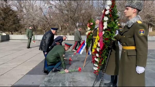 ՌԴ դեսպանն ու ՀՀ ԶՈւ գլխավոր շտաբի պետի տեղակալը ծաղիկներ են խոնարհել Անմար կրակի մոտ - Sputnik Արմենիա