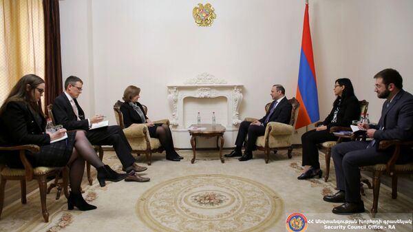 Секретарь Совета безопасности Армении Армен Григорян принял посла США Кристину Куинн (22 февраля 2023). Еревaн - Sputnik Армения