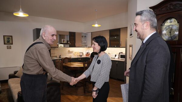 ԿԳՄՍ նախարար Ժաննա Անդրեասյանը և նախարարի տեղակալ Արա Խզմալյանն այցելել են Արտավազդ Փելեշյանին - Sputnik Արմենիա