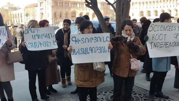 Сотрудники химического центра НАН  устроили акцию у правительства и требуют встречи с Пашиняном - Sputnik Արմենիա