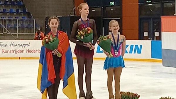 Фигуристка Софи Карапетян заняла 2 место на турнире по фигурному катания Challenge Cup 2023 в Софии - Sputnik Армения