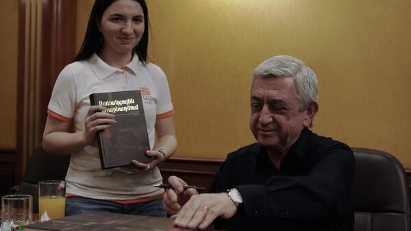 Սերժ Սարգսյանն իր գրքի առաջին օրինակները նվիրել է «Այբ» դպրոցի աշակերտներին - Sputnik Արմենիա