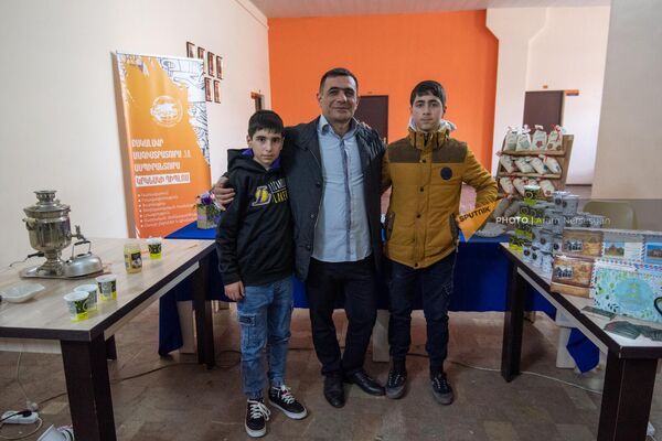 Трое представителей многодетной семьи Мосинянов: Арен, Сарибек и Ален Мосиняны - Sputnik Армения