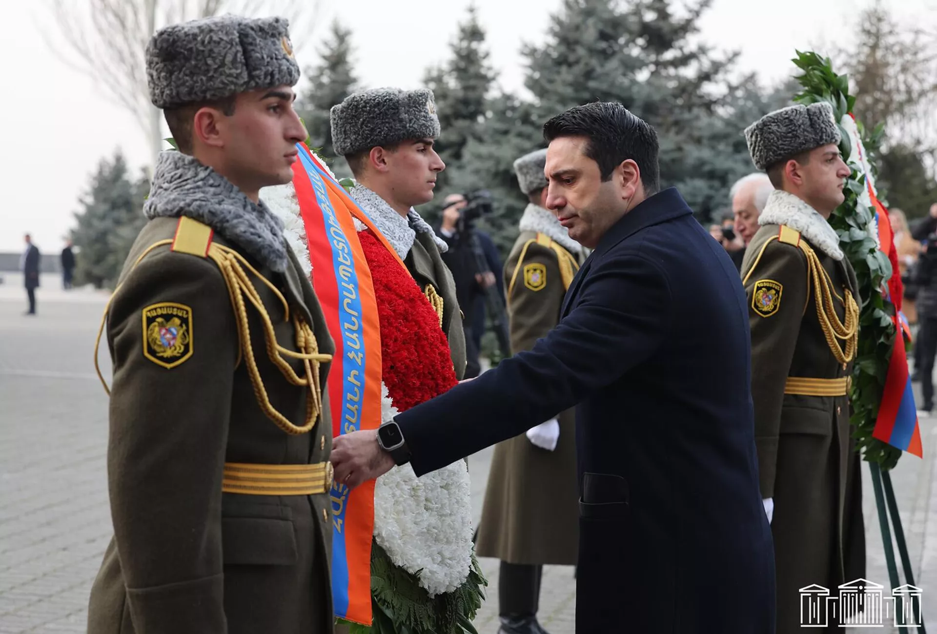 Премьер-министр, председатель НС, президент и члены правительства почтили память жертв сумгаитских погромов в мемориальном комплексе Цицернакаберд (27 февраля 2023). Еревaн - Sputnik Армения, 1920, 27.02.2023