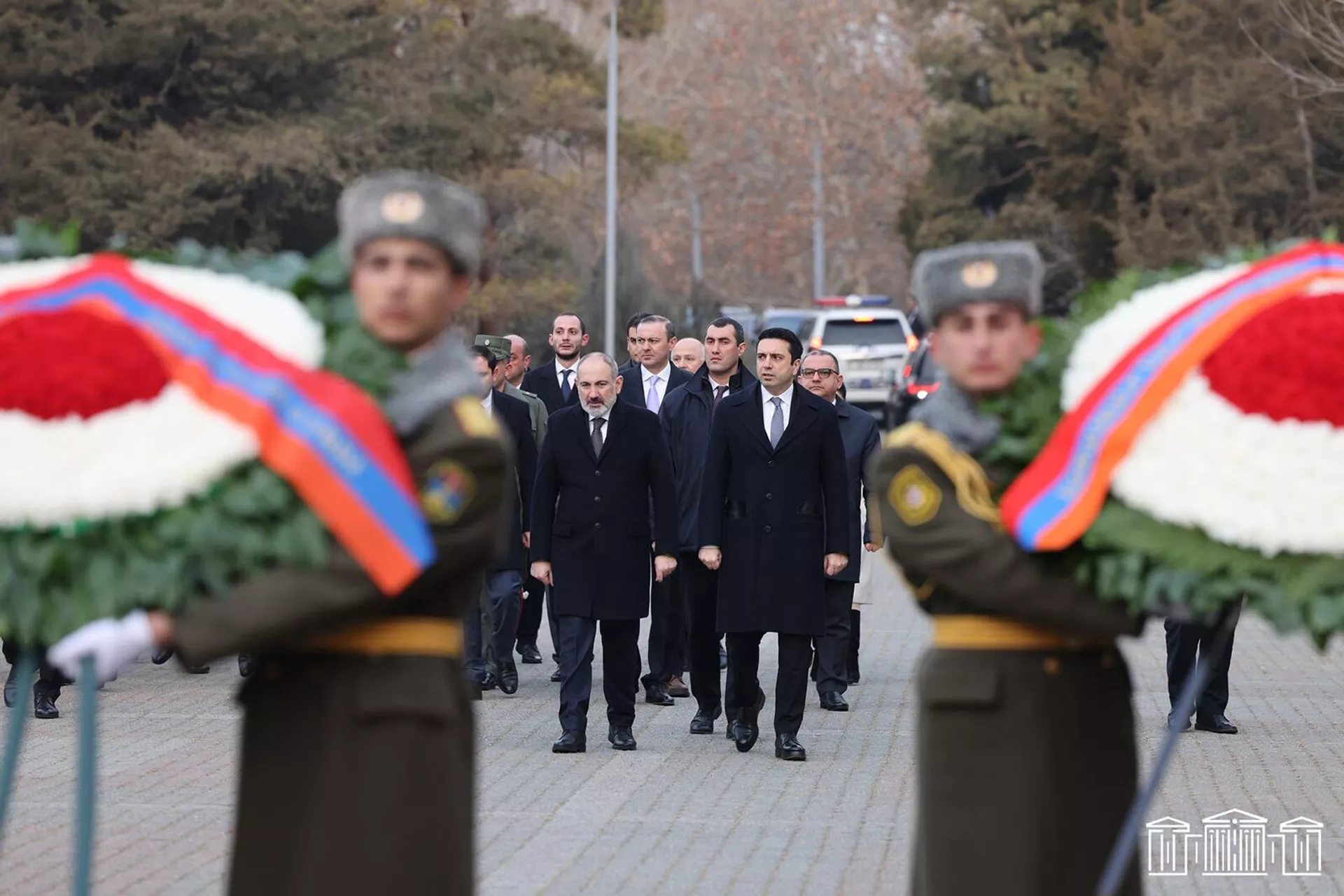 Премьер-министр, председатель НС, президент и члены правительства почтили память жертв сумгаитских погромов в мемориальном комплексе Цицернакаберд (27 февраля 2023). Еревaн - Sputnik Армения, 1920, 27.02.2023