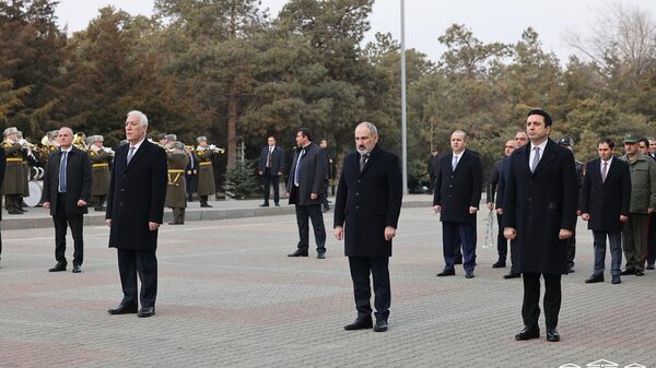 Премьер-министр, председатель НС, президент и члены правительства почтили память жертв сумгаитских погромов в мемориальном комплексе Цицернакаберд (27 февраля 2023). Еревaн - Sputnik Армения
