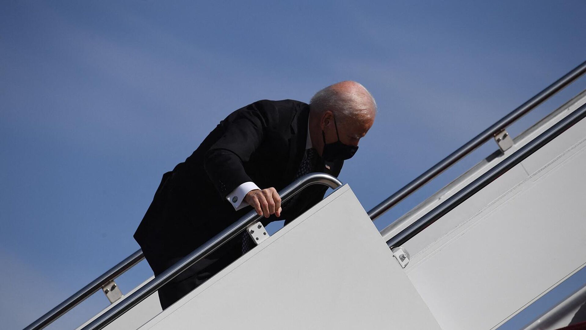Президент США Джо Байден спотыкается, поднимаясь на борт самолета Air Force One на объединенной базе Эндрюс (19 марта 2021). Мэриленд - Sputnik Армения, 1920, 28.02.2023