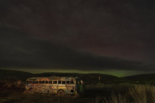 Северное сияние в ночном небе над придорожной достопримечательностью, известной как &quot;Тот северо-западный автобус&quot;, в штате Вашингтон - Sputnik Армения