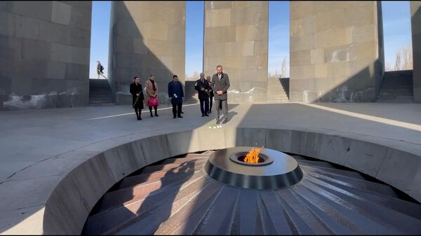 Делегация люксембургских парламентариев во главе с вице-спикером Джуной Бернард почтила память жертв Геноцида армян - Sputnik Армения