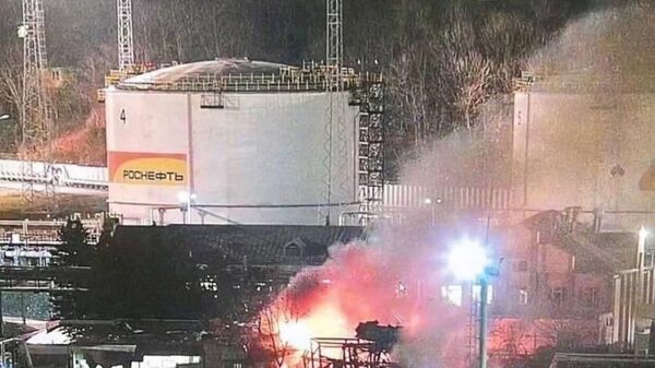 Пожар на нефтебазе Роснефти (28 февраля 2023). Туапсе - Sputnik Армения