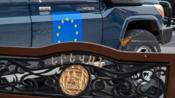 Флаг ЕС на автомобиле гражданской миссии ЕС в Армении - Sputnik Армения