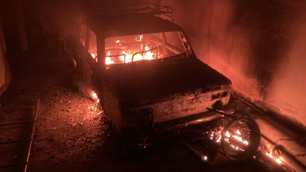 Спасатели тушат пожар в гараже возле одного из домов на улице Аветисян в селе Акнашен (1 марта 2023). Армавир - Sputnik Армения