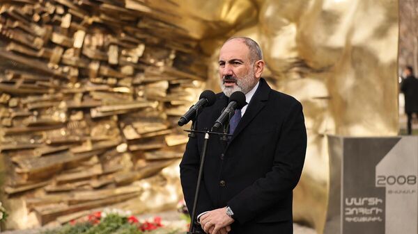 Премьер-министр Никол Пашинян и члены правительства на церемонии открытия памятника памяти жертв 1 марта (1 марта 2023). Еревaн - Sputnik Армения