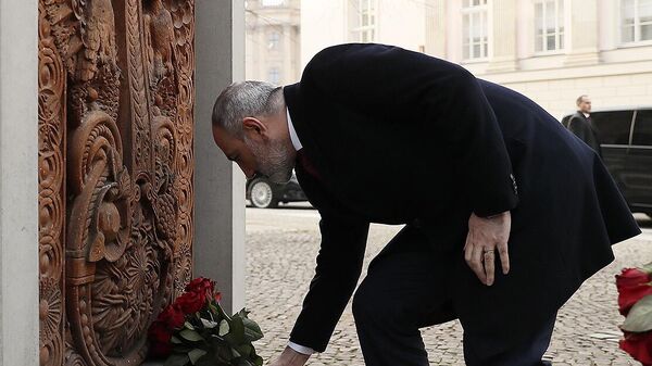 Փաշինյանը Բեռլինում հարգանքի տուրք է մատուցել Հայոց ցեղասպանության զոհերի հիշատակին - Sputnik Արմենիա