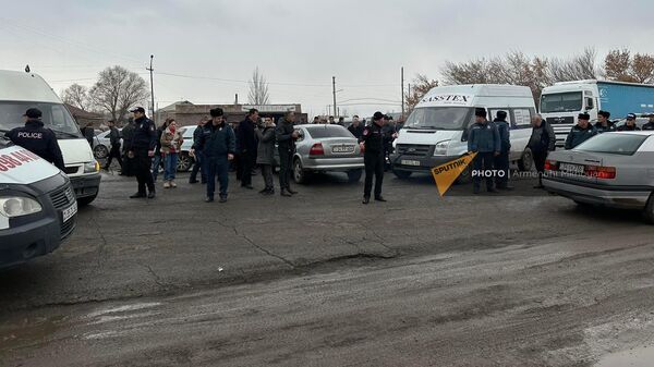 Родственники погибшего в огне солдата Паляна Погосяна перекрыли трассу Гюмри - Ереван (3 марта 2023). Ширак - Sputnik Армения