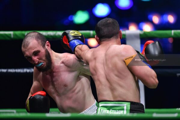 Поединок в весовой категории до 66,7кг между армянскими боксерами Айриком Назаряном и Гукасом Гукасяном (3 марта 2023). Еревaн - Sputnik Армения