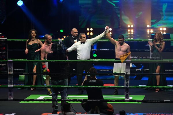 Поединок в весовой категории до 66,7кг между армянскими боксерами Айриком Назаряном и Гукасом Гукасяном (3 марта 2023). Еревaн - Sputnik Армения