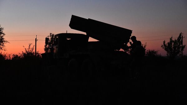 Бойцы ЧВК Вагнер стреляют из РСЗО Торнадо - Sputnik Армения