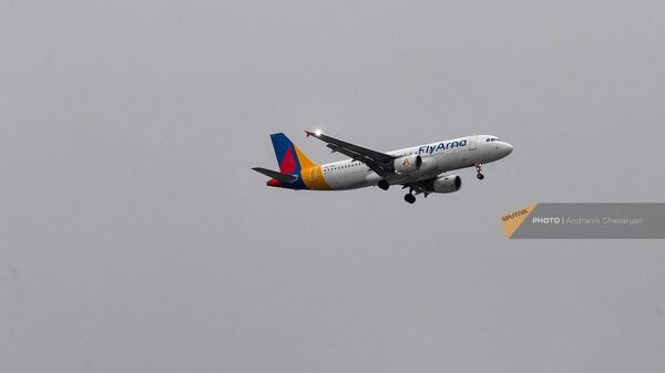 Самолет авиакомпании FlyArna подлетает к аэропорту Звартноц - Sputnik Армения