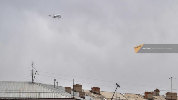 Самолет авиакомпании FlyArna в небе над жилым массивом в Ереване - Sputnik Армения