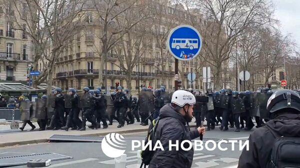 Беспорядки на манифестации против пенсионной реформы в Париже - Sputnik Армения