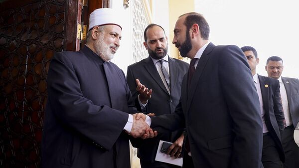 Министр иностранных дел Армении Арарат Мирзоян встретился с Верховным имамом Аль-Азхара, Шейхом Ахмедом Мухаммедом Аль-Тайибом (8 марта 2023). Каир - Sputnik Армения