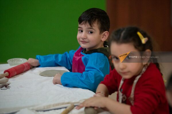 Маленькие ученики Анны на занятии - Sputnik Армения