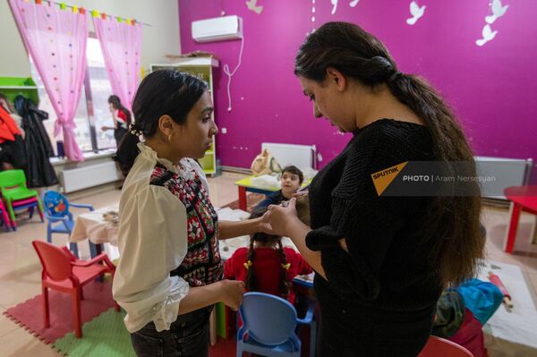 Гончар-мастер Мэри проводит учебные занятия для Анны и ее мамы - Sputnik Армения