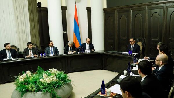 Вице-премьер Тигран Хачатрян провел совещание по вопросам пожарной и технической безопасности, связанных с автозаправочными станциями в Ереване и их расположением (9 марта 2023). Еревaн - Sputnik Армения