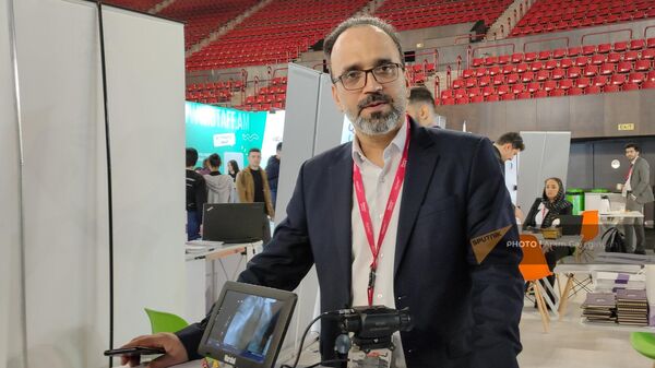 Замдиректора компании Ariotek (Иран) Хамид Хаери на выставке DigiTec (10 марта 2023). Еревaн - Sputnik Армения