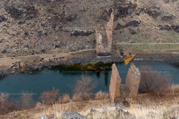 Опоры моста с двух сторон границы и река Ахурян - Sputnik Армения