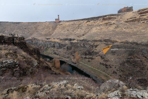 Мост на фоне развалин города Ани - Sputnik Армения