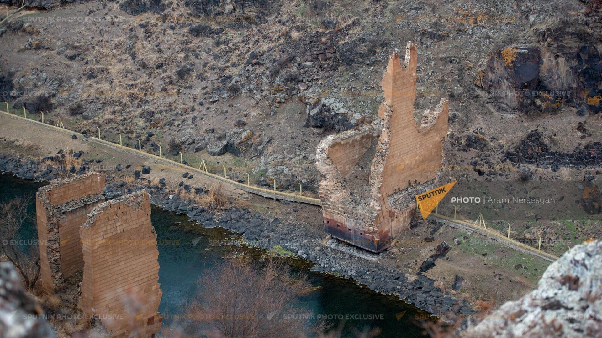 Разрушенный Анийский мост через реку Ахурян на границе Армении и Турции - Sputnik Армения, 1920, 20.08.2023