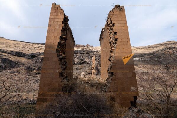 Разрушенный мост и часть возвышающегося над ним Анийского собора - Sputnik Армения