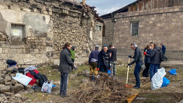 Молодые людей из России и других стран занимаются уборкой улиц и двориков города Гюмри - Sputnik Армения